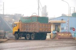 Hãi hùng xe chở dăm gỗ náo loạn Cảng Việt - Lào