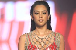 Hoa hậu Tiểu Vy mặc áo lưới gợi cảm trong show thời trang