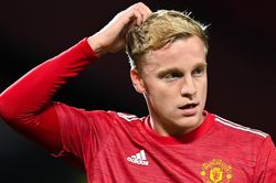 Vị trí phù hợp cho Van de Beek là ghế dự bị