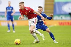 Scholes chê McTominay 'thực hiện giãn cách xã hội hơi quá'