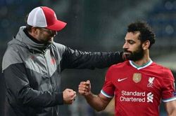 HLV Klopp nêu quan điểm vụ lùm xùm băng đội trưởng của Salah?