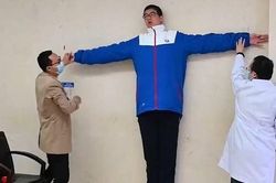 Cậu thiếu niên với chiều cao vô đối