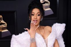 Cô gái làm móng tay dài giống Cardi B
