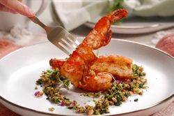 Đầu bếp dạy làm tôm chiên giòn với muối cay