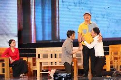 Hoài Linh nghẹn ngào trên sân khấu tưởng nhớ cố nghệ sĩ Chí Tài