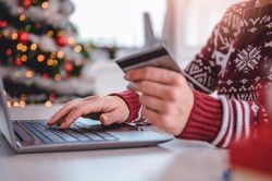 Mua sắm trực tuyến 'bùng nổ', doanh số bán lẻ mùa lễ hội tại Mỹ tăng 3%