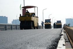 Cận cảnh 'đại công trường' sửa chữa mặt cầu Thăng Long trước ngày thông xe