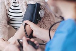 5 nguyên tắc 'sống còn' để người bệnh huyết áp không đột quỵ khi trời lạnh