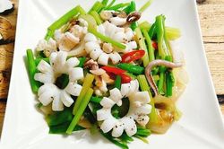 3 bước làm mực xào cần tỏi vừa giòn vừa ngon