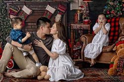 Vợ chồng 'sao đẹp nhất Philippines' bên con mùa Noel