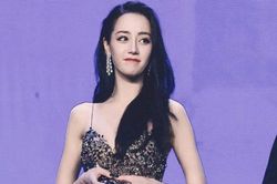 Địch Lệ Nhiệt Ba lao đao sau tin đồn hẹn hò Hoàng Cảnh Du
