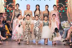 Mâu Thủy lần đầu nhuộm tóc hồng, Hoàng Thùy tết bím xinh ngây ngất như công chúa