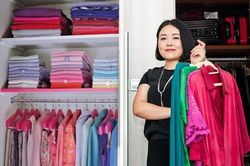 Để dọn tủ quần áo cuối năm một cách nhanh gọn, nàng lưu ngay những bí quyết đơn giản này