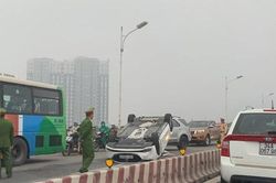 Xe 4 chỗ đâm vào dải phân cách, lật ngửa trên cầu Vĩnh Tuy
