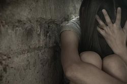 Đang ngủ thì chồng bị 5 người đàn ông bắt trói rồi chứng kiến cảnh vợ bị cưỡng hiếp