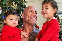 The Rock: 'Gã khổng lồ' Hollywood và những khoảnh khắc 'nhỏ bé' ngỡ ngàng trước vợ con