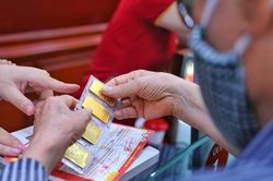 Giá vàng SJC vượt mốc 56 triệu đồng