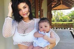 Kylie Jenner lần đầu đăng ảnh con gái lúc mới sinh