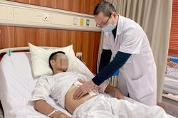Nam thanh niên có khối u thượng thận nguy hiểm