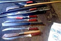 Cảnh sát kịp chặn nhóm thanh niên đi hỗn chiến