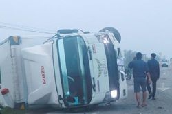 Tin giao thông đến sáng 27/12: Va chạm với xe tải, con tử vong, mẹ bị thương nặng