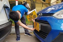 Xem xét giảm phí đổi biển số màu vàng cho xe kinh doanh