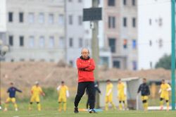Ông Park muốn V-League trọng dụng cầu thủ trẻ, HLV Văn Sỹ bảo rất khó