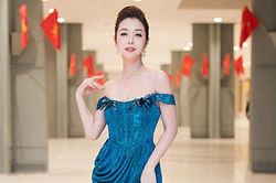 Jennifer Phạm thay bốn trang phục khi làm MC