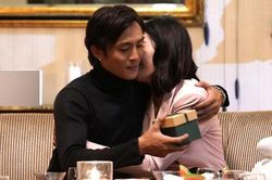 Nam Em tặng quà, ôm hôn Lãnh Thanh