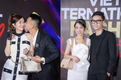 Vợ chồng Minh Nhựa hôn nhau trên thảm đỏ, cả gia đình mặc sang chảnh, 'chặt chém' đi xem thời trang