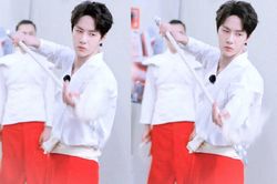 Vương Nhất Bác khác lạ trong tạo hình kinh kịch