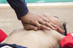 Cứu sống bé trai bị đuối nước tại hồ bơi khu dân cư