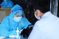 Nam thanh niên nhập cảnh trái phép về Tp.HCM và 9 người khác nhiễm Covid-19