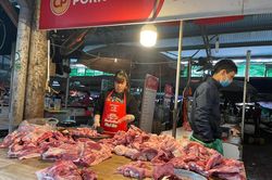 Giá lợn hơi tăng vọt, tiểu thương lo 'ế' khách dịp Tết