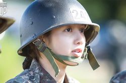 Nhìn lại Lisa (BLACKPINK) trong 'Sao Nhập Ngũ' bản Hàn: Mặt mộc xinh xỉu, sức khỏe vô biên