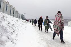 Hàng trăm người chịu rét tại trại tị nạn ở Bosnia