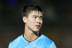 Duy Mạnh mắc lỗi trong trận CLB Hà Nội thua 1-3 CLB Sài Gòn