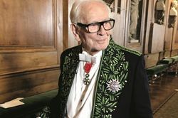Nhà thiết kế huyền thoại Pierre Cardin qua đời
