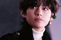 5 thời khắc V BTS 'đẩy thuyền' cực tình trước camera