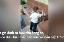 Bé trai 3 tuổi ở Trung Quốc chơi đồ hàng nấu ăn