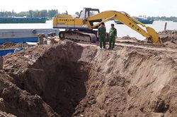 Bắt quả tang vụ khai thác đất mặt trái phép