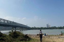 Nghi vấn mẹ ôm con 1 tuổi bại não nhảy cầu Bến Thủy