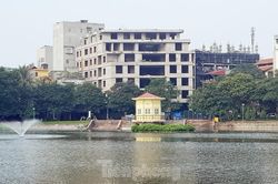 Hé lộ nguồn gốc khu đất 'kim cương' xây nhà cán bộ bỏ hoang ở Hà Nội