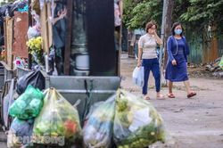 Gần Tết Dương lịch, nhiều tuyến phố Hà Nội lại ngập rác