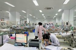 Bé trai ngưng tim, ngưng thở do té vào xô nước