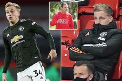 MU đối xử tệ Van de Beek, Ronaldo thèm được… la ó