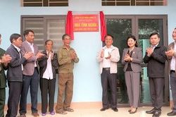 Trao nhà tình nghĩa cho gia đình chính sách ở huyện Cẩm Khê