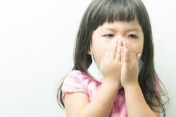 Bác sĩ chỉ cách trị ho cho trẻ khi giao mùa
