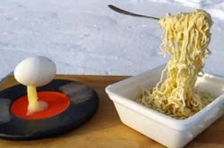 Đây là 'ảnh thật hàng thật' hoàn toàn đấy, chuyện gì khiến mỳ và trứng lửng lơ thế này?