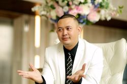 Đạo diễn Lê Trí: 'Không ai sống thay cuộc đời mình'